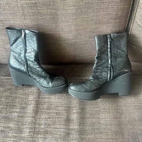 ROBERT CLERGERIE Black Leather Snake Embossed Wedge Ankle Boots Size 8 - Picture 1 of 9